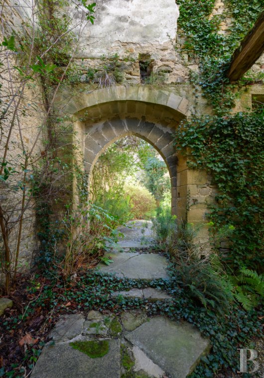 Dans l’Ariège, un château-abbaye fondé au 10e siècle et son jardin dominant l’un des plus beaux villages de France - photo  n°34